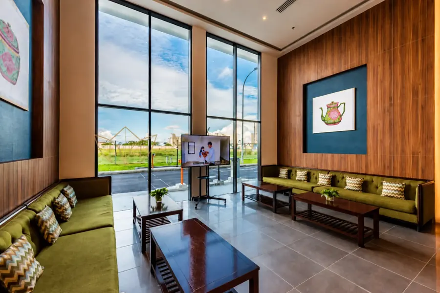 Lounge kediaman Amber Cove dengan tingkap dari lantai ke siling dan tempat duduk yang selesa